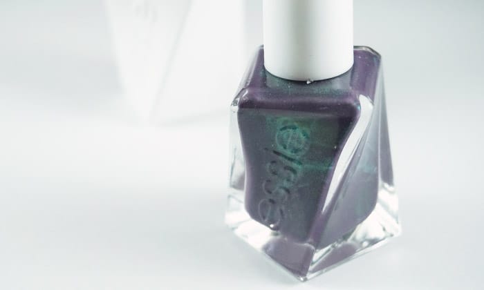 picture of the bottle of essie twill seeker and the gel couture topcoat